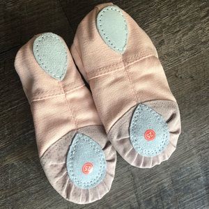 girl ‘s ballet shoes salmon pink size 25 or 10 new
